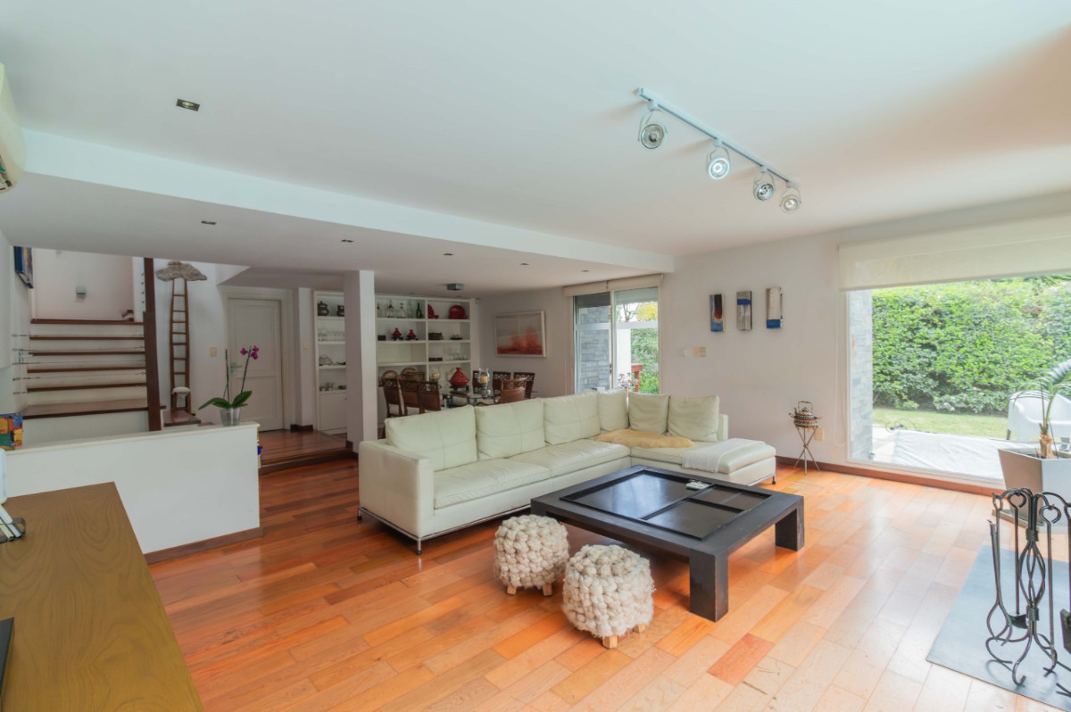 Casa ID.59896 - Casa en venta de 5 dormitorios c/ cochera en Carrasco