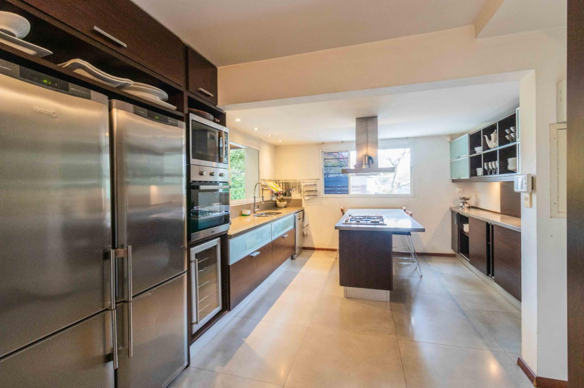 Casa ID.59896 - Casa en venta de 5 dormitorios c/ cochera en Carrasco