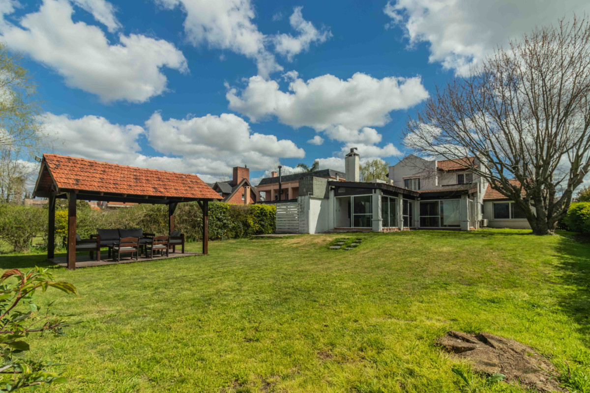 Casa ID.85530 - Casa amoblada en alquiler en Lomas de La Tahona | 4 dormitorios + escritorio, piscina y barbacoa