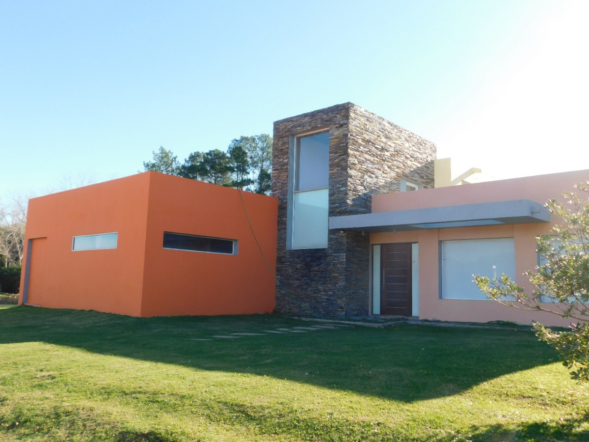 Casa ID.61844 - Casa en venta de 4 dormitorios c/ cochera en P. Ballena