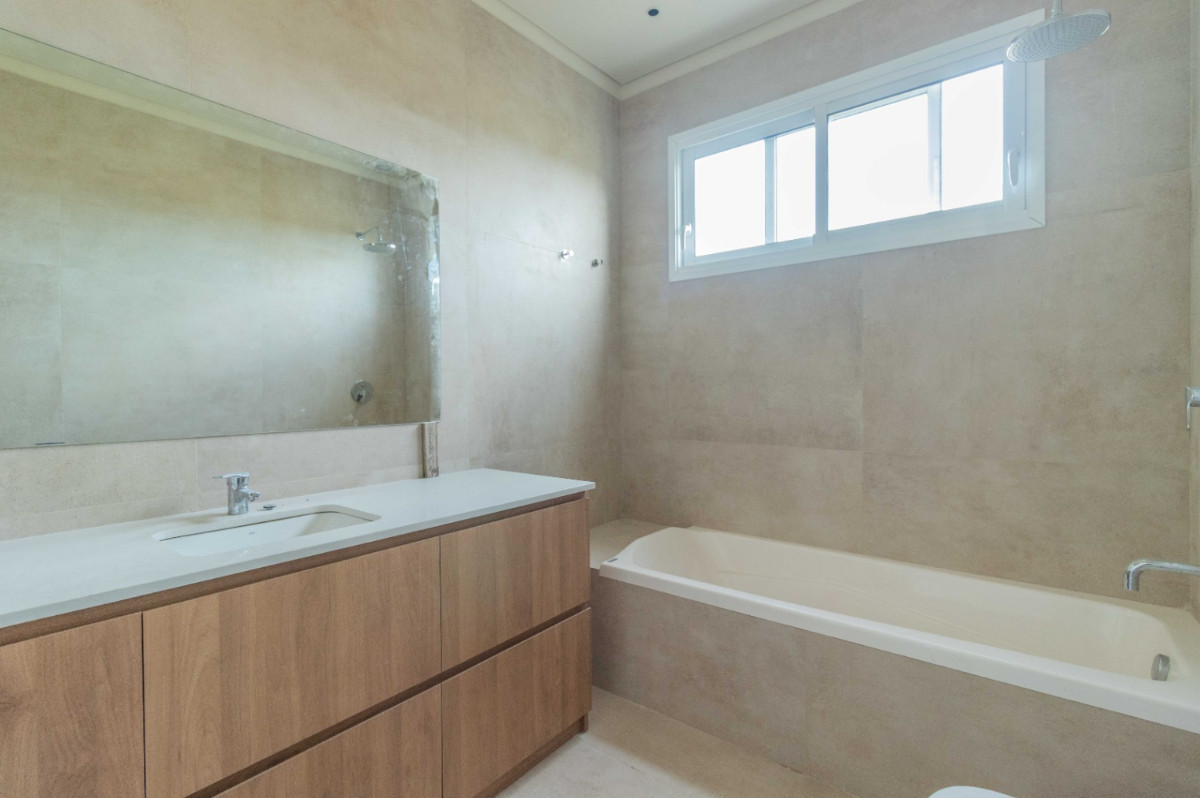 Casa ID.62979 - Casa en venta de 3 dormitorios c/ cochera en Cavas de la Tahona