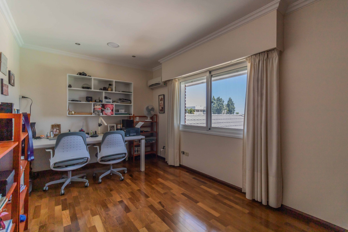 Casa ID.85505 - Casa en Venta de 4 dormitorio + servicio en Colinas de Carrasco