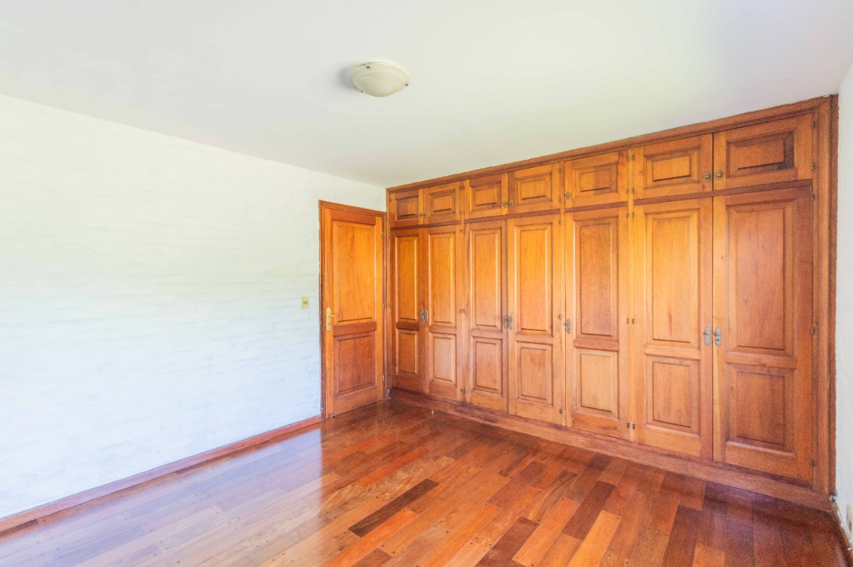 Casa ID.70938 - Casa en Venta 3 dormitorios, playrooom y servicio c/ cochera en La Tahona