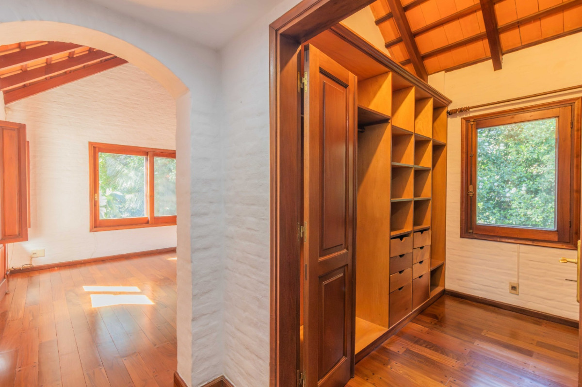 Casa ID.70938 - Casa en Venta 3 dormitorios, playrooom y servicio c/ cochera en La Tahona