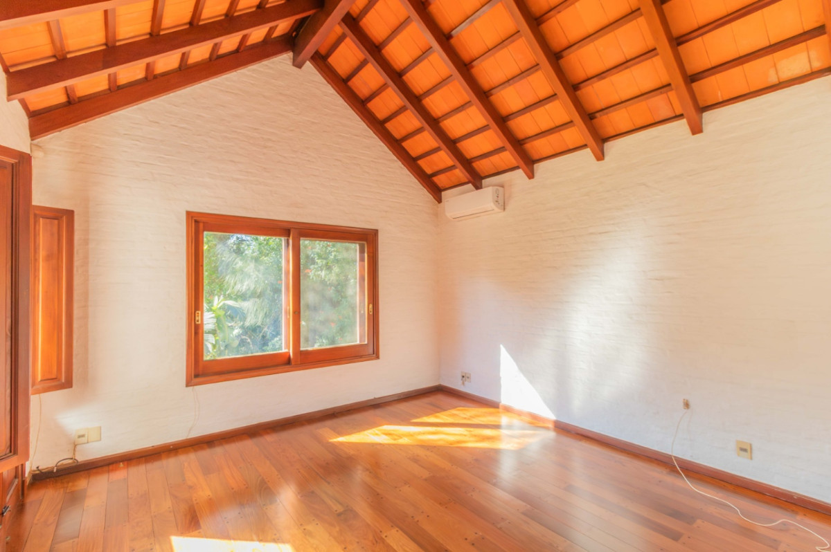 Casa ID.70938 - Casa en Venta 3 dormitorios, playrooom y servicio c/ cochera en La Tahona