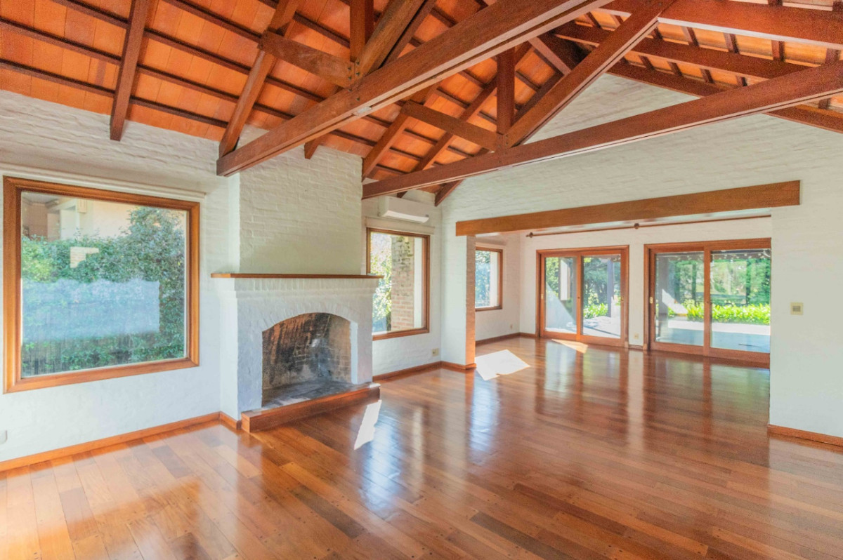 Casa ID.70938 - Casa en Venta 3 dormitorios, playrooom y servicio c/ cochera en La Tahona