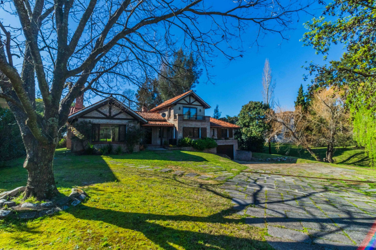 Casa ID.70938 - Casa en Venta 3 dormitorios, playrooom y servicio c/ cochera en La Tahona