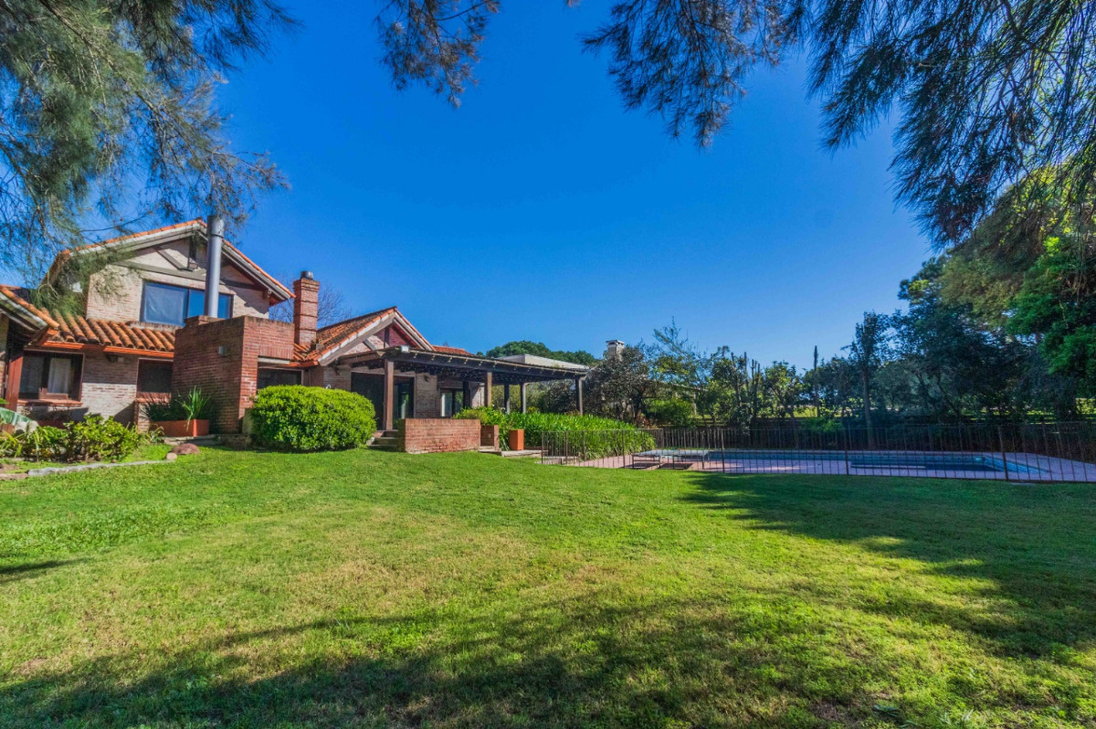 Casa ID.70938 - Casa en Venta 3 dormitorios, playrooom y servicio c/ cochera en La Tahona