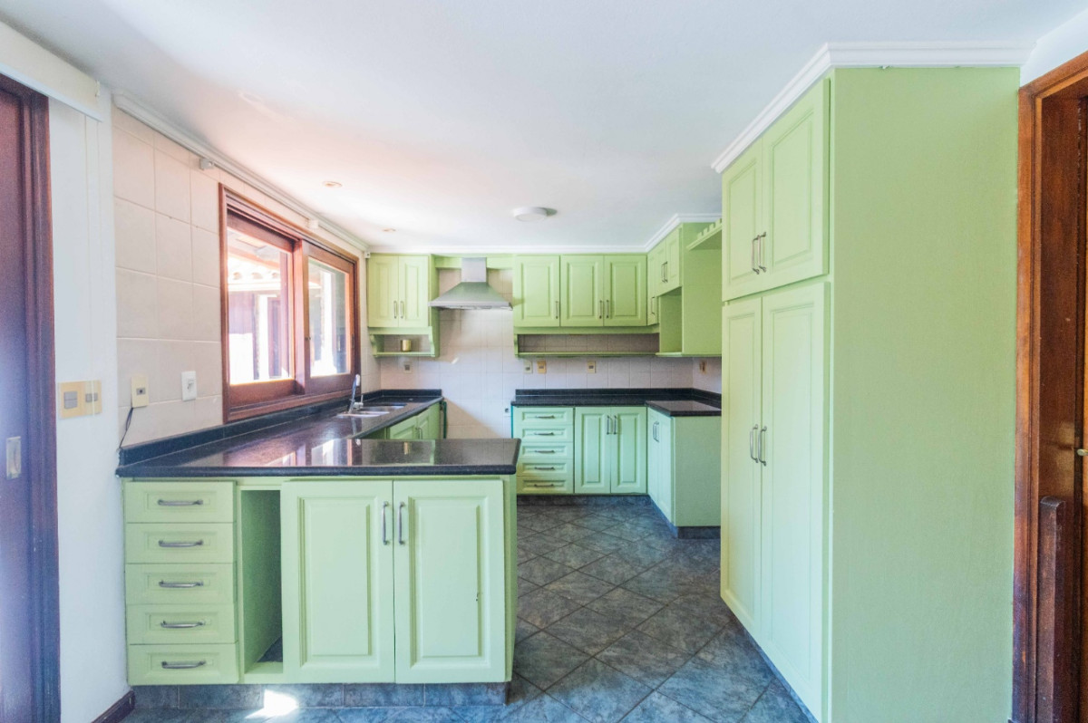 Casa ID.70938 - Casa en Venta 3 dormitorios, playrooom y servicio c/ cochera en La Tahona