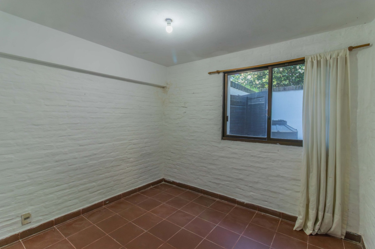 Casa ID.70938 - Casa en Venta 3 dormitorios, playrooom y servicio c/ cochera en La Tahona