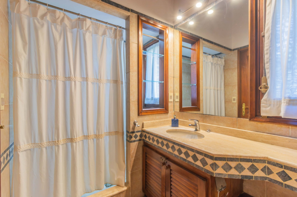 Casa ID.70938 - Casa en Venta 3 dormitorios, playrooom y servicio c/ cochera en La Tahona