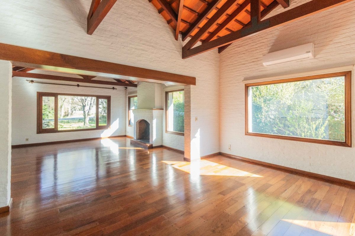 Casa ID.70938 - Casa en Venta 3 dormitorios, playrooom y servicio c/ cochera en La Tahona