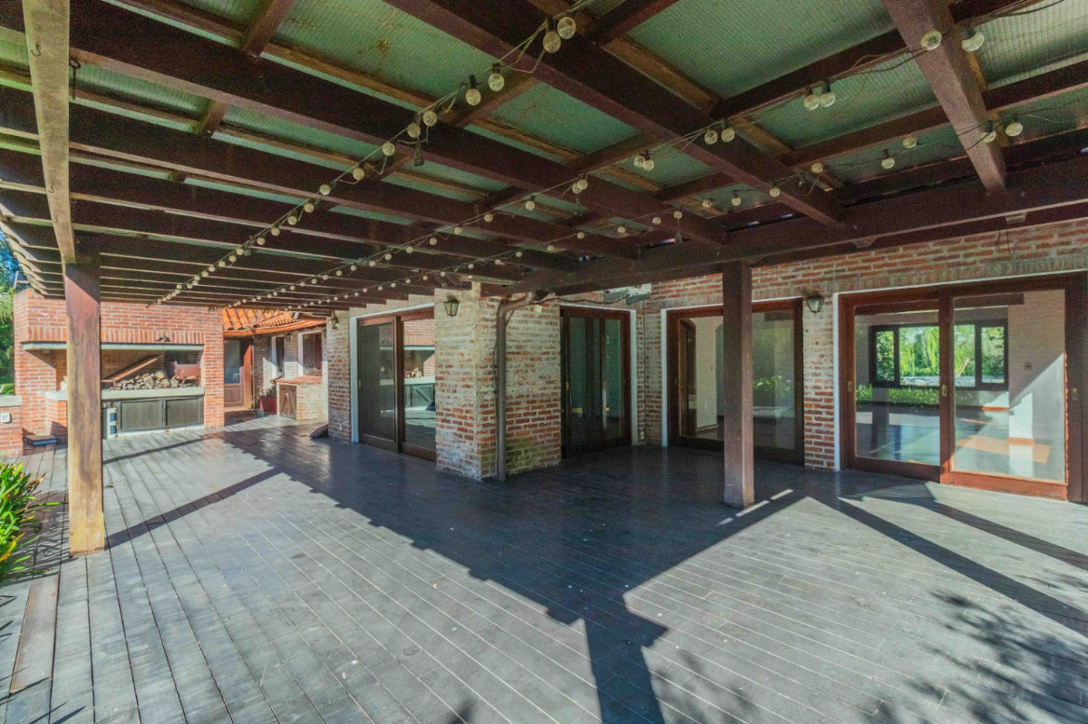 Casa ID.70938 - Casa en Venta 3 dormitorios, playrooom y servicio c/ cochera en La Tahona