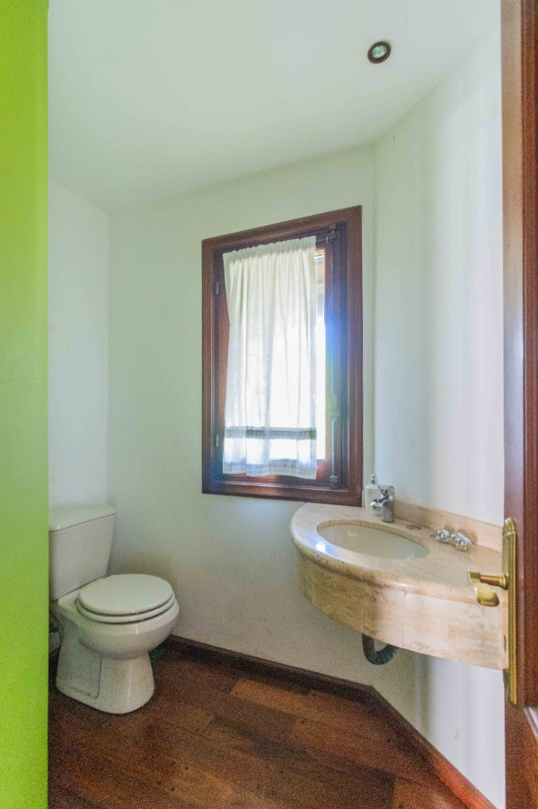 Casa ID.70938 - Casa en Venta 3 dormitorios, playrooom y servicio c/ cochera en La Tahona