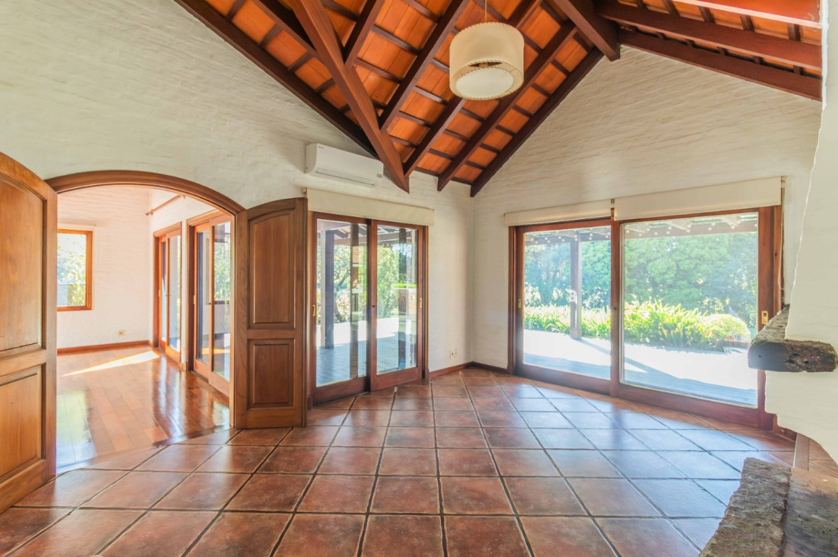 Casa ID.70938 - Casa en Venta 3 dormitorios, playrooom y servicio c/ cochera en La Tahona