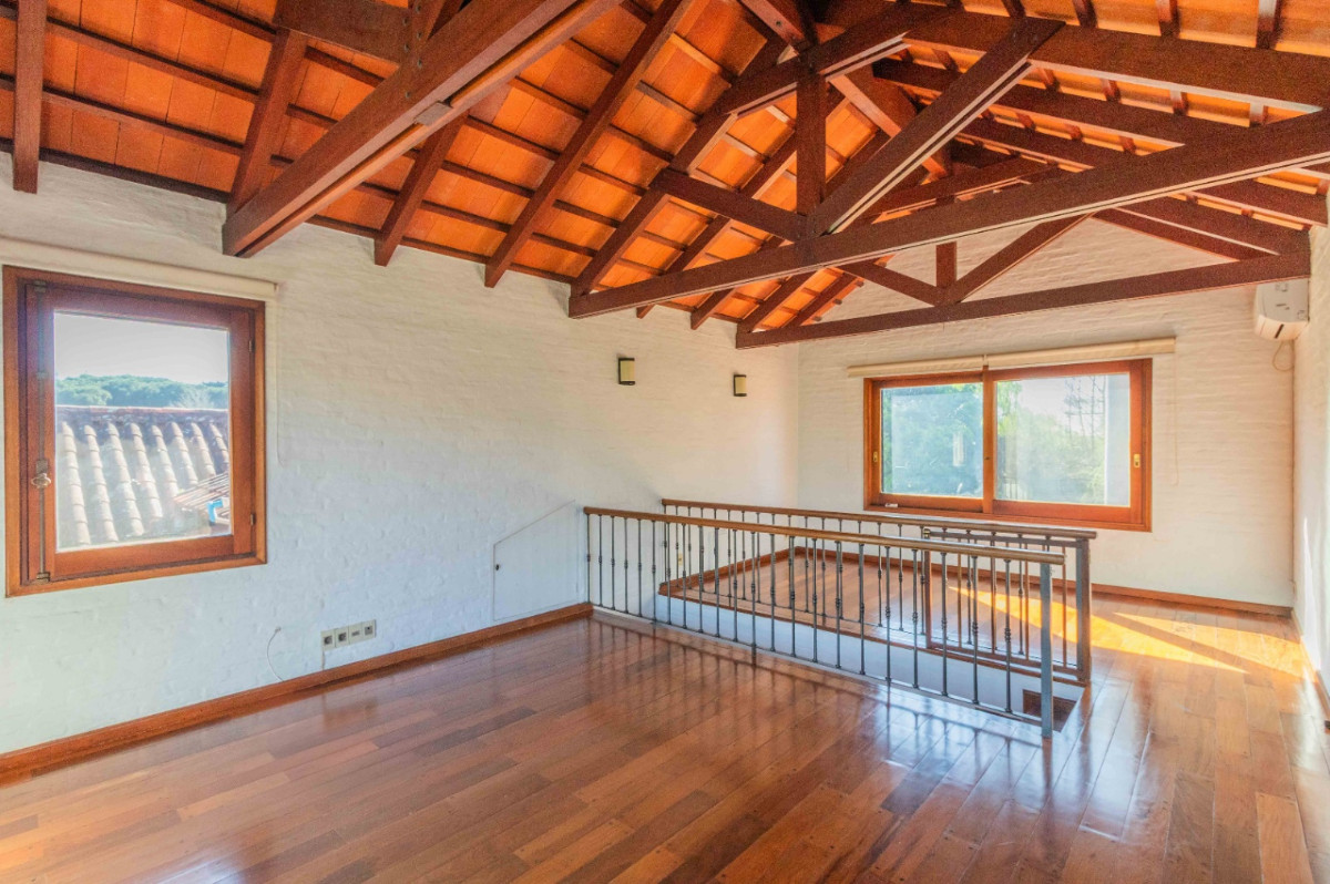 Casa ID.70938 - Casa en Venta 3 dormitorios, playrooom y servicio c/ cochera en La Tahona