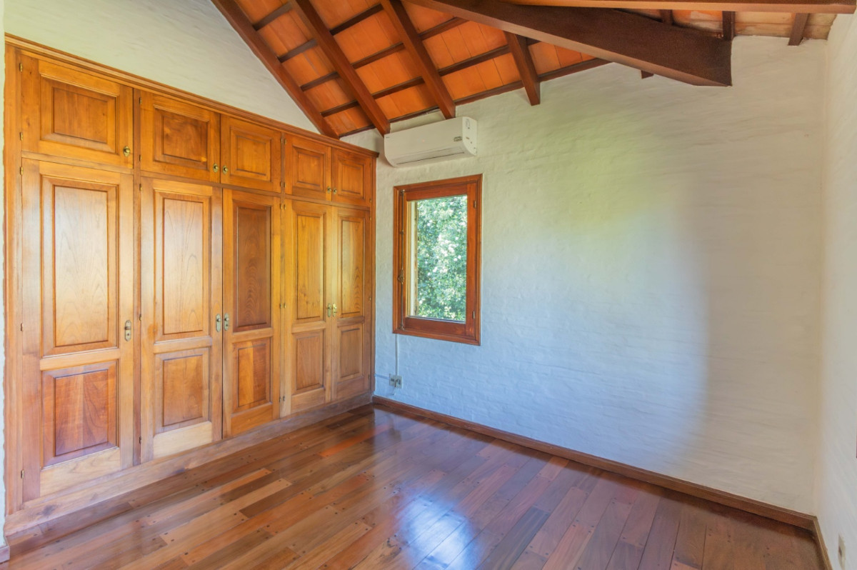 Casa ID.70938 - Casa en Venta 3 dormitorios, playrooom y servicio c/ cochera en La Tahona