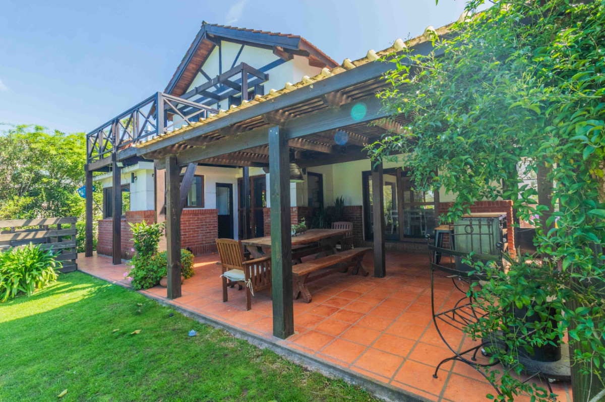 Casa ID.72215 - Casa en venta c/ cochera en Lomas de la Tahona