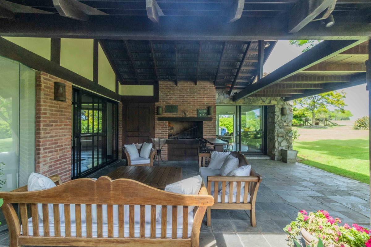 Casa ID.73520 - Casa en venta c/ cochera en Lomas de la Tahona