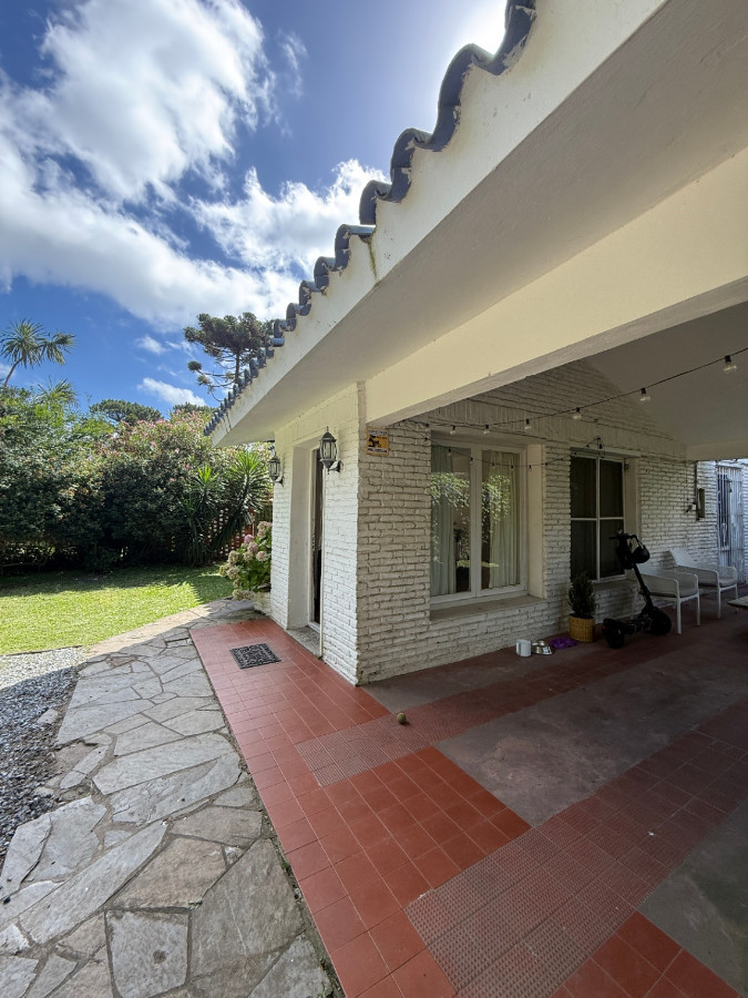 Casa ID.81296 - Casa en venta 3 dorm, 2 baños + Apto de Huespedes, en Cantegril, Punta del Este.