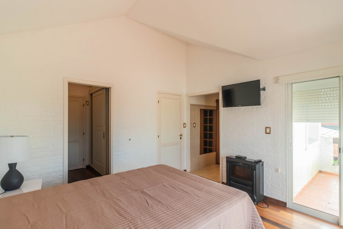 Casa ID.85530 - Casa amoblada en alquiler en Lomas de La Tahona | 4 dormitorios + escritorio, piscina y barbacoa