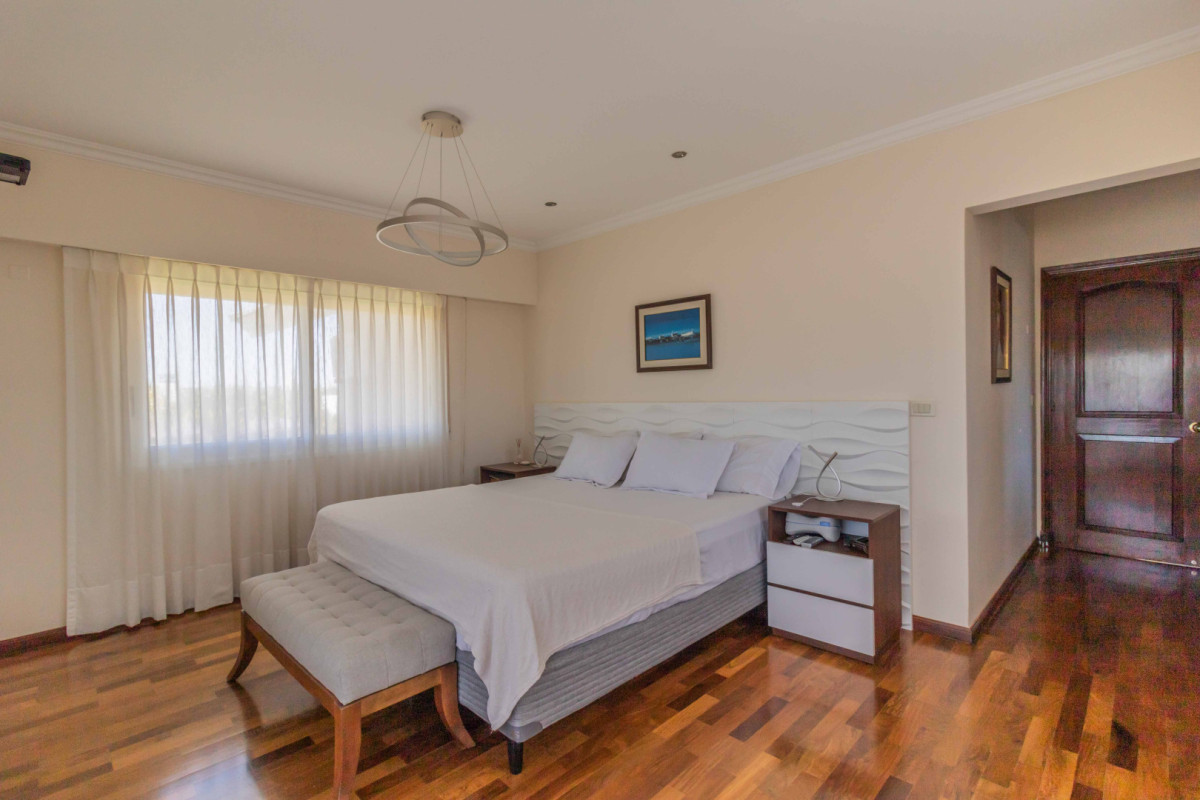 Casa ID.85505 - Casa en Venta de 4 dormitorio + servicio en Colinas de Carrasco