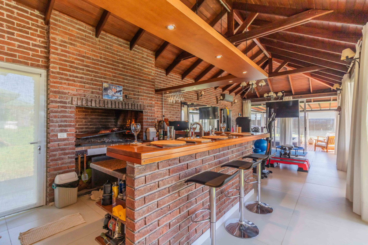 Casa ID.85505 - Casa en Venta de 4 dormitorio + servicio en Colinas de Carrasco