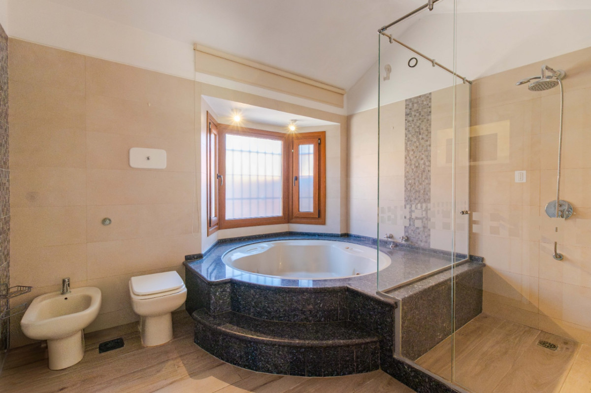 Casa ID.83703 - Casa en venta, sobre Almirante Harwood barrio Carrasco Sur