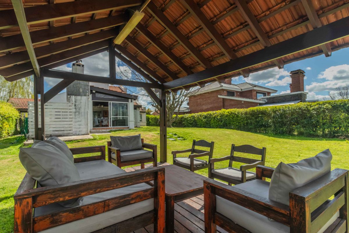 Casa ID.85530 - Casa amoblada en alquiler en Lomas de La Tahona | 4 dormitorios + escritorio, piscina y barbacoa