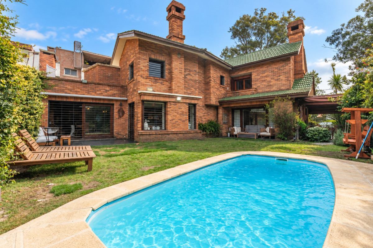 Casa ID.85525 - Casa Padron Unico 3 Dormitorios + Servicio con piscina en Carrasco