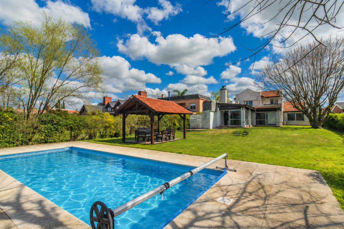 Casa ID.85530 - Casa amoblada en alquiler en Lomas de La Tahona | 4 dormitorios + escritorio, piscina y barbacoa