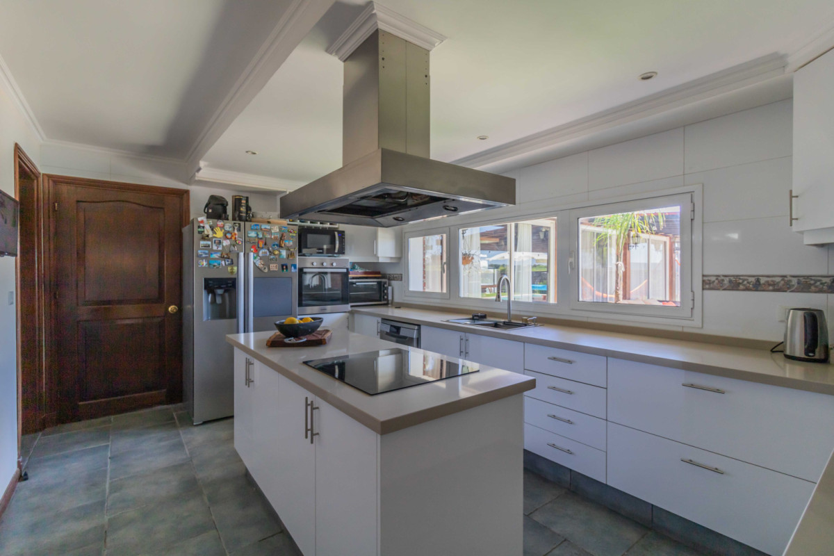 Casa ID.85505 - Casa en Venta de 4 dormitorio + servicio en Colinas de Carrasco