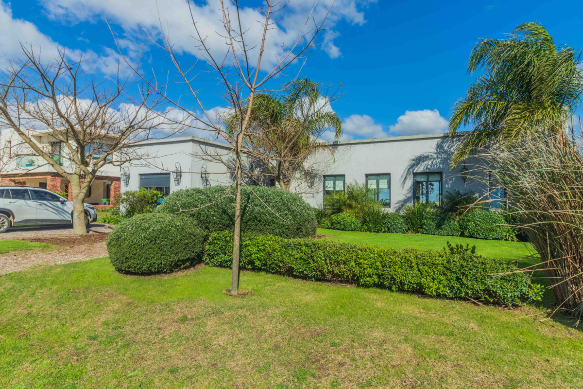 Casa ID.85520 - Venta espectacular casa en Mirador de la Tahona con jardín con piscina y galería con parrillero