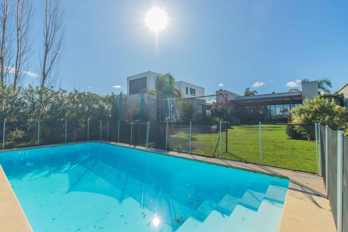 Casa ID.85520 - Venta espectacular casa en Mirador de la Tahona con jardín con piscina y galería con parrillero