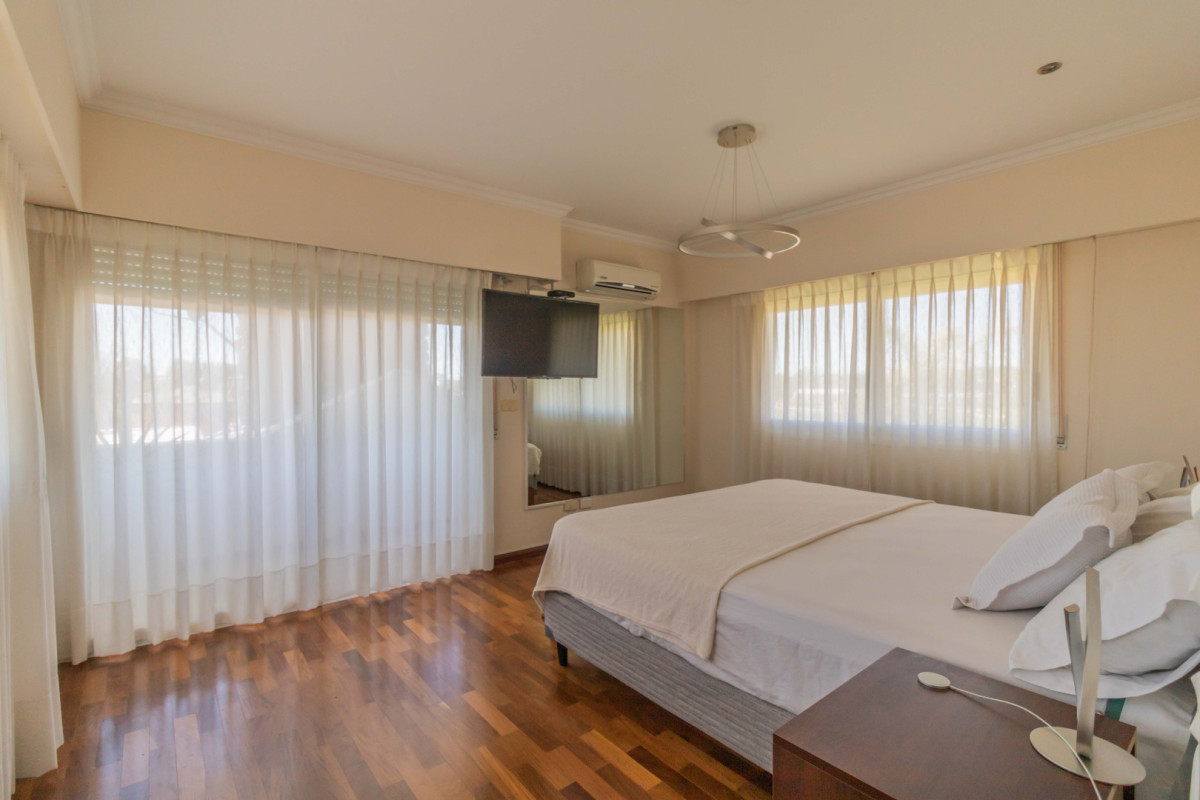 Casa ID.85505 - Casa en Venta de 4 dormitorio + servicio en Colinas de Carrasco