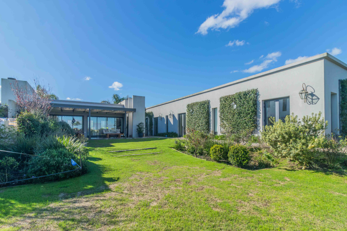 Casa ID.85520 - Venta espectacular casa en Mirador de la Tahona con jardín con piscina y galería con parrillero