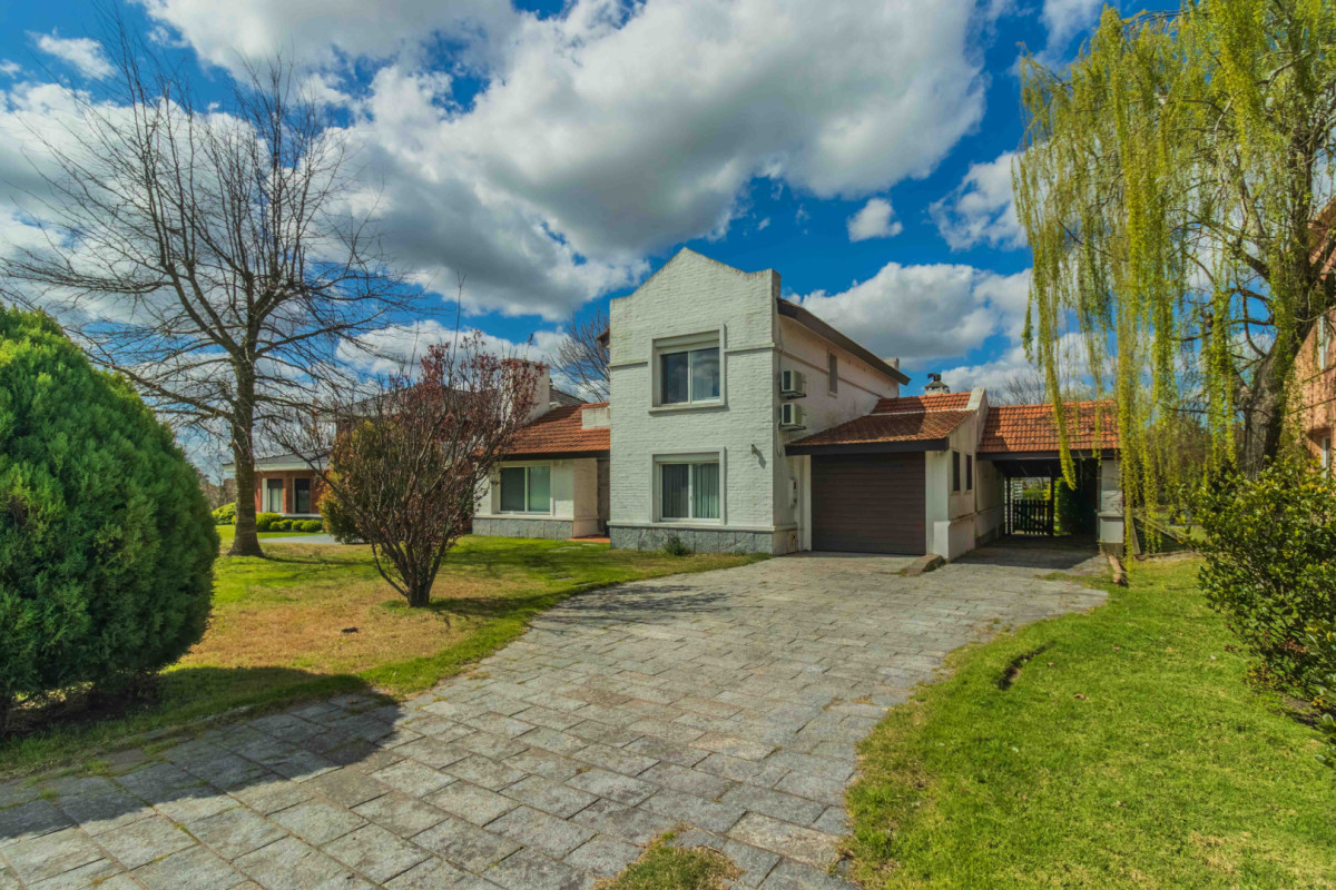 Casa ID.85530 - Casa amoblada en alquiler en Lomas de La Tahona | 4 dormitorios + escritorio, piscina y barbacoa