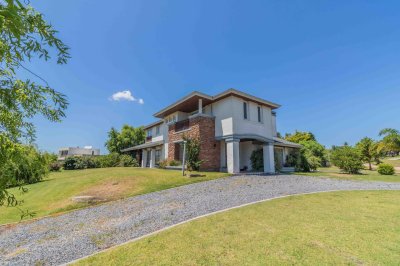 Casa en Venta de 3 Dorm + Serv Vista al Lago Barrio Privado Colinas De Carrasco
