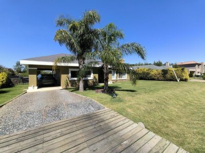 Casa en venta de 3 dormitorios c/ cochera en La Tahona