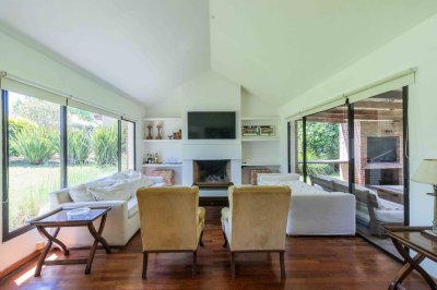 Casa en venta c/ cochera en Lomas de la Tahona