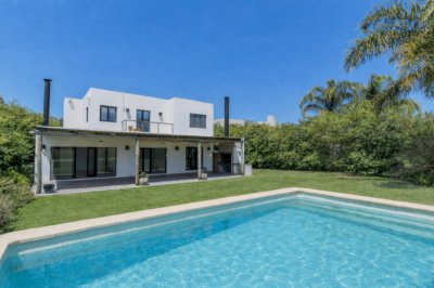 Casa en venta c/ cochera en La Tahona