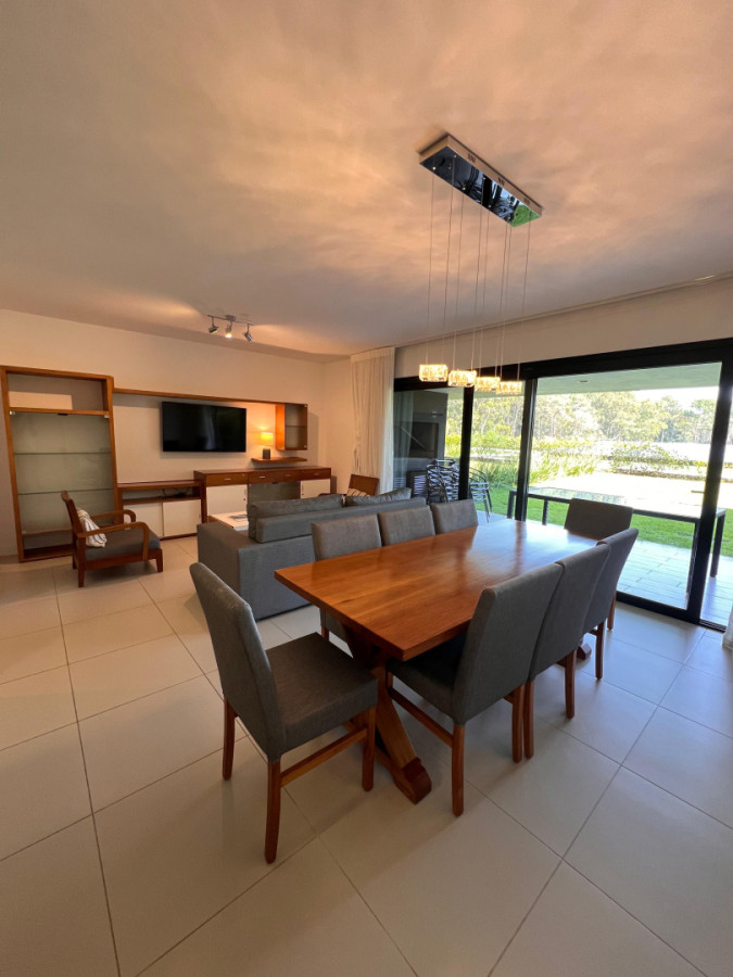 Departamento Dos Dormitorios con Jardín y Parrillero en Crystal View Solanas, en Venta