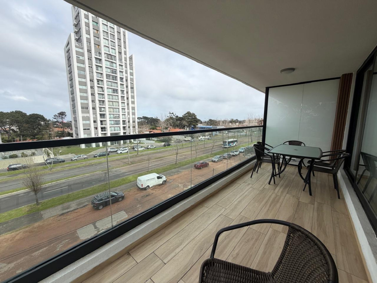 Apartamento Tres Dormitorios con Balcón en Esquina en Edificio Otto Dos Roosevelt Maldonado, en Venta