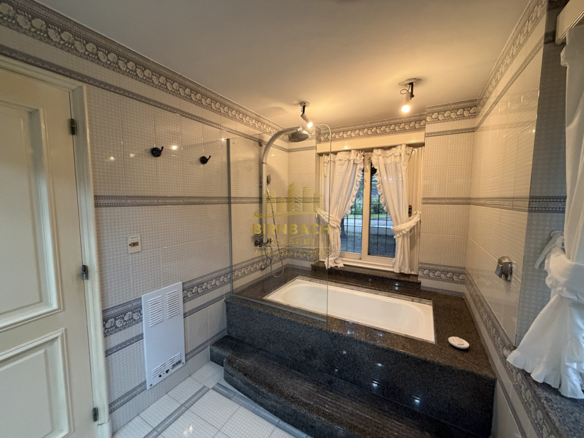 Casa ID.71 - Casa de Seis Dormitorios Frente al Mar en Solanas Punta Ballena, en Venta