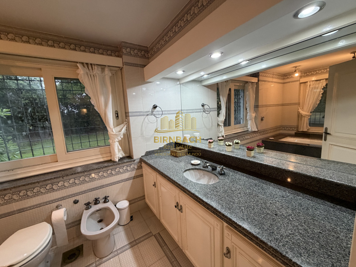 Casa ID.71 - Casa de Seis Dormitorios Frente al Mar en Solanas Punta Ballena, en Venta