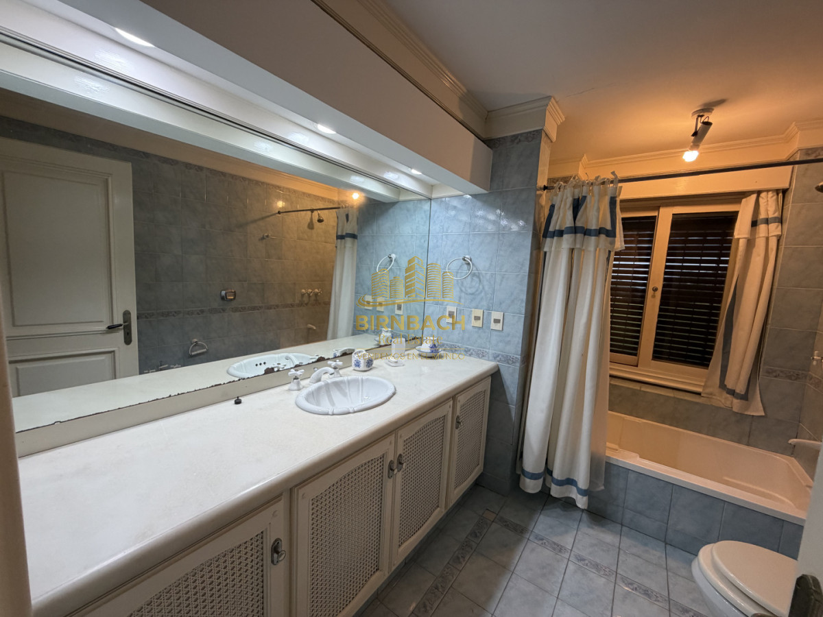 Casa ID.71 - Casa de Seis Dormitorios Frente al Mar en Solanas Punta Ballena, en Venta