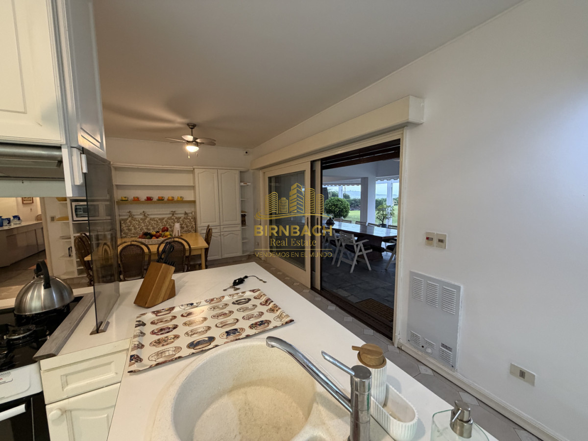Casa ID.71 - Casa de Seis Dormitorios Frente al Mar en Solanas Punta Ballena, en Venta