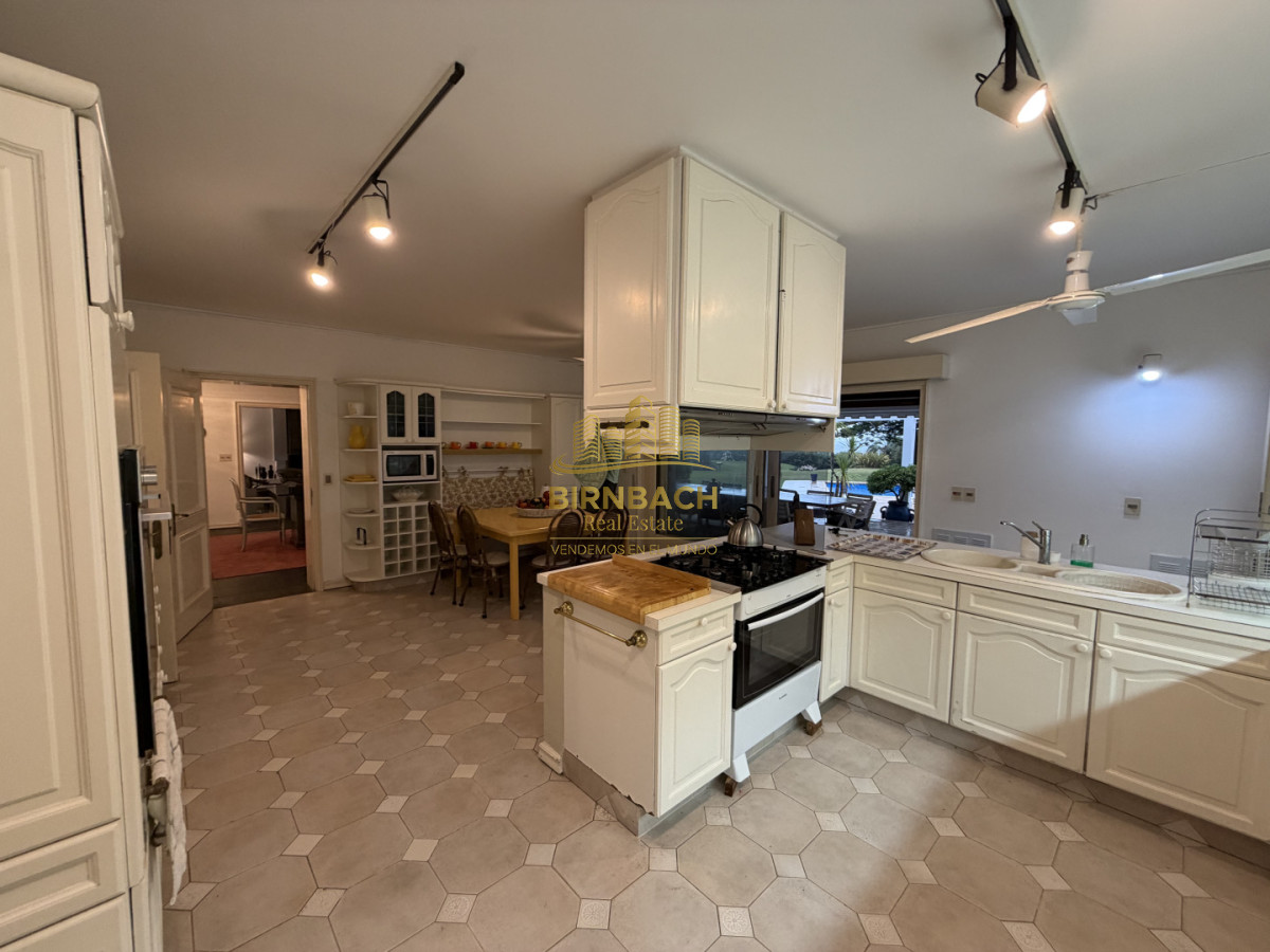 Casa ID.71 - Casa de Seis Dormitorios Frente al Mar en Solanas Punta Ballena, en Venta