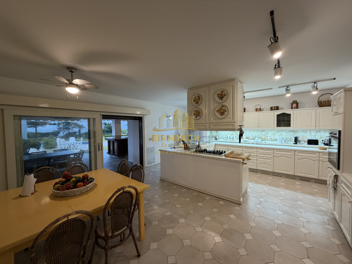 Casa ID.71 - Casa de Seis Dormitorios Frente al Mar en Solanas Punta Ballena, en Venta