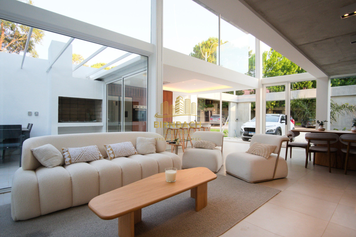 Casa ID.82 - Casa Minimalista Tres Dormitorios con Piscina en Solanas Village Punta del Este, en Venta
